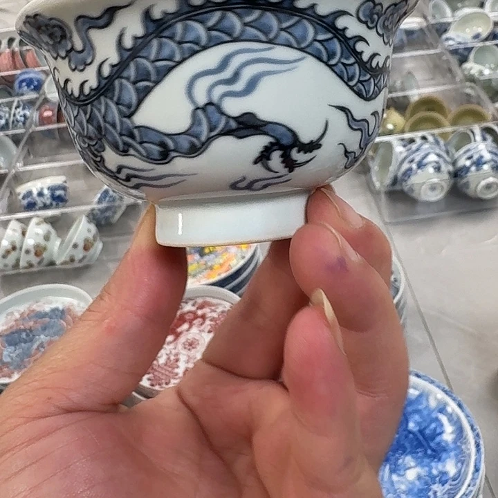 瓷片青花铠甲龙大压手杯景德镇