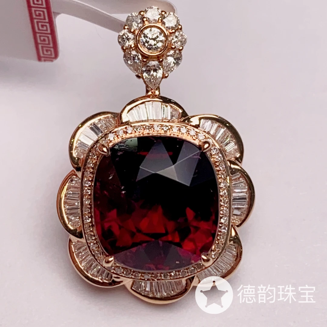 18K金镶嵌碧玺吊坠