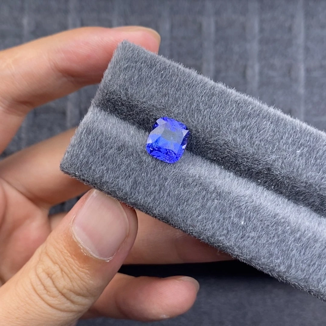 未镶嵌2.7ct天然坦桑石坦桑石