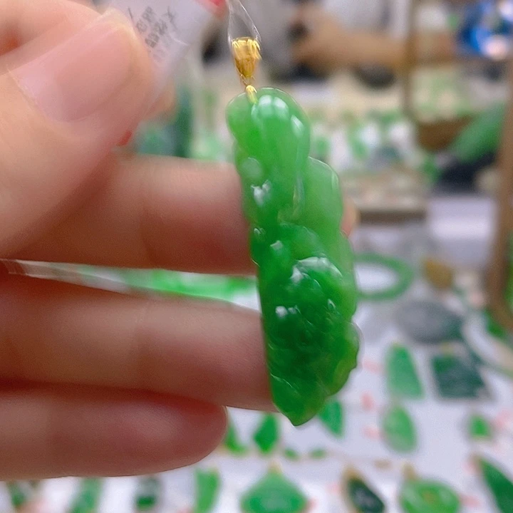 颈饰18K金镶嵌翡翠莲花