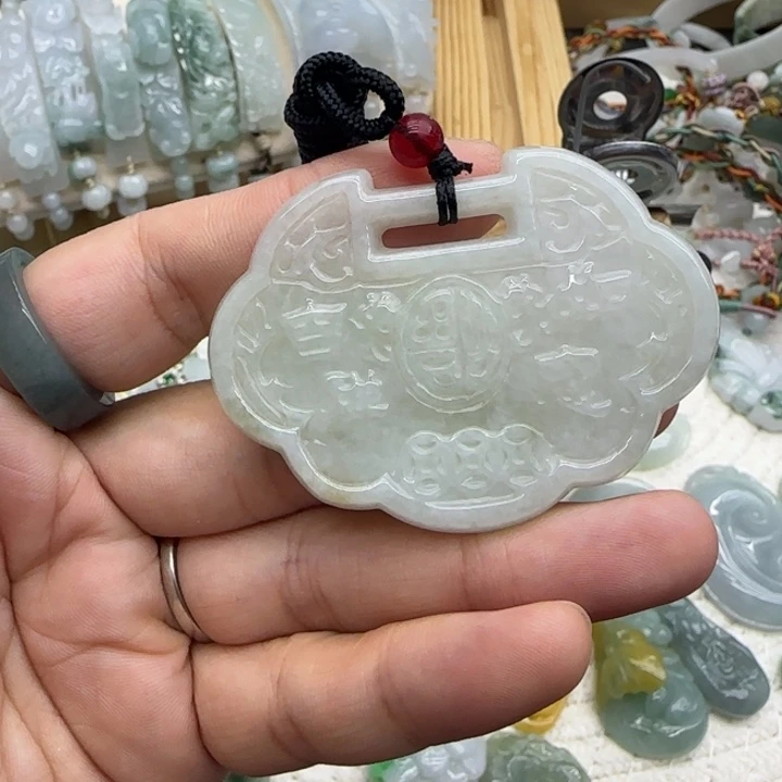 翡翠未镶嵌颈饰福锁
