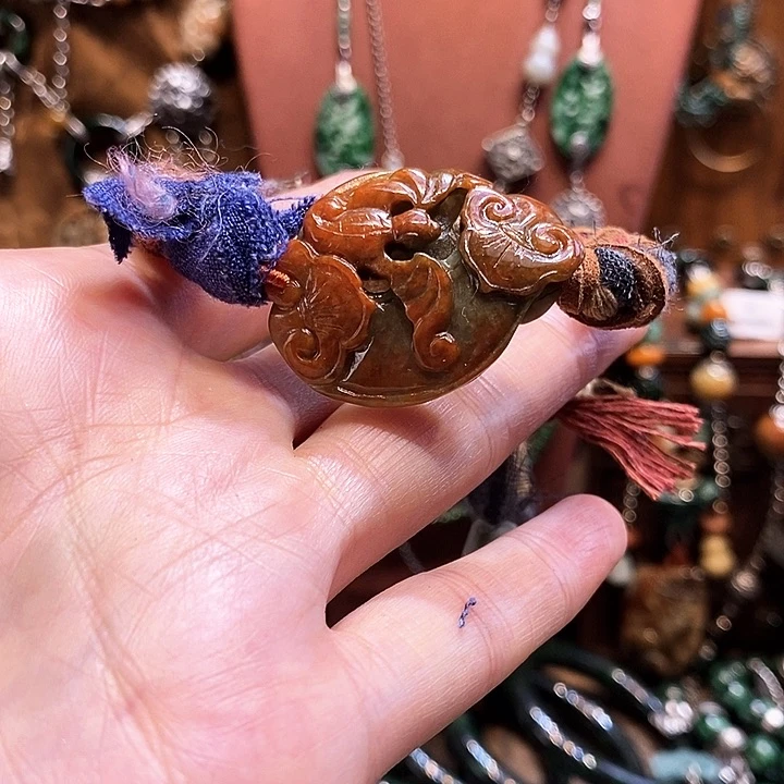 翡翠未镶嵌吊坠(赠链)