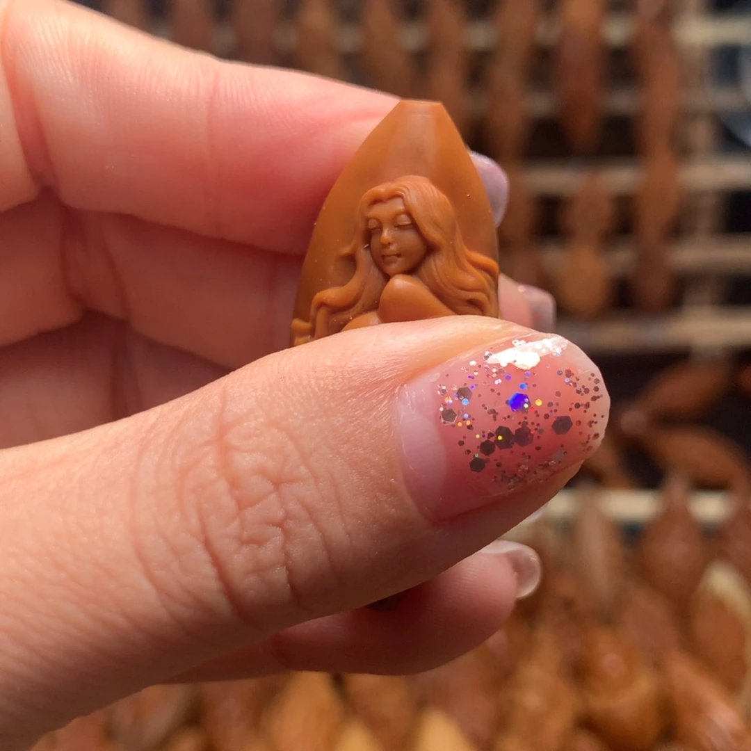 把件橄榄核开缝美女顶珠