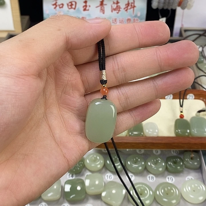 Z***周颈饰未镶嵌和田玉