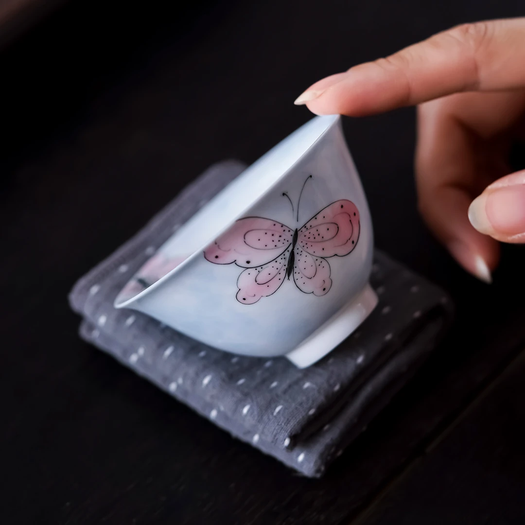 手绘粉蝶宽口茶杯女士个人专用闻香杯家用陶瓷小客杯品茗杯主人杯