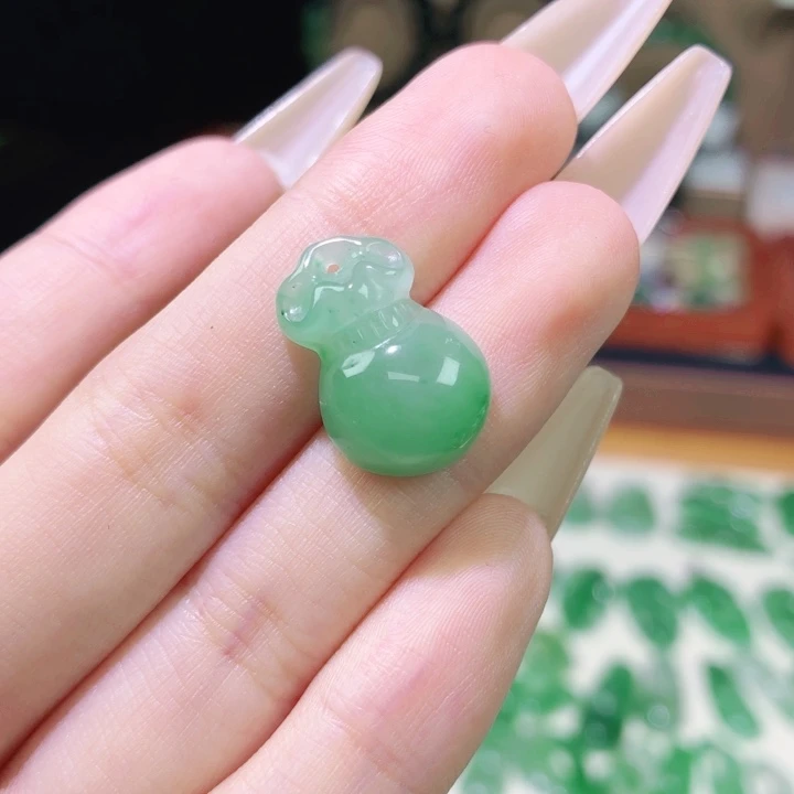 石英质玉（非洲翠）未镶嵌颈饰