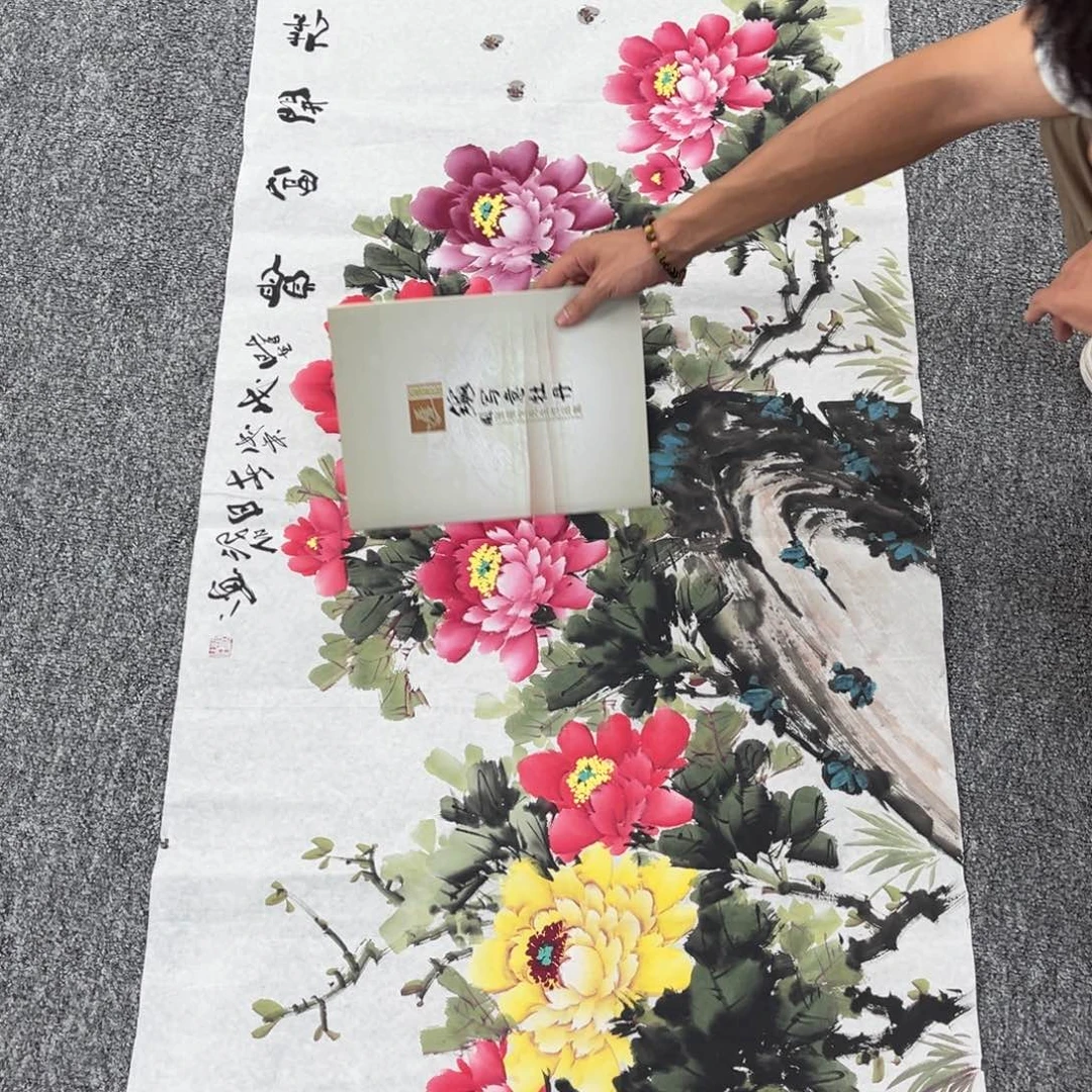 国画卖字画的小男孩