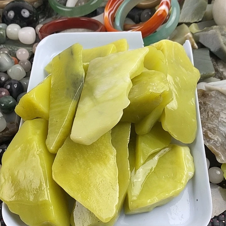 和田玉（糖玉）未镶嵌颈饰任**。