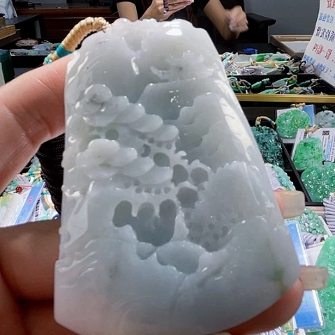 翡翠未镶嵌颈饰一个
