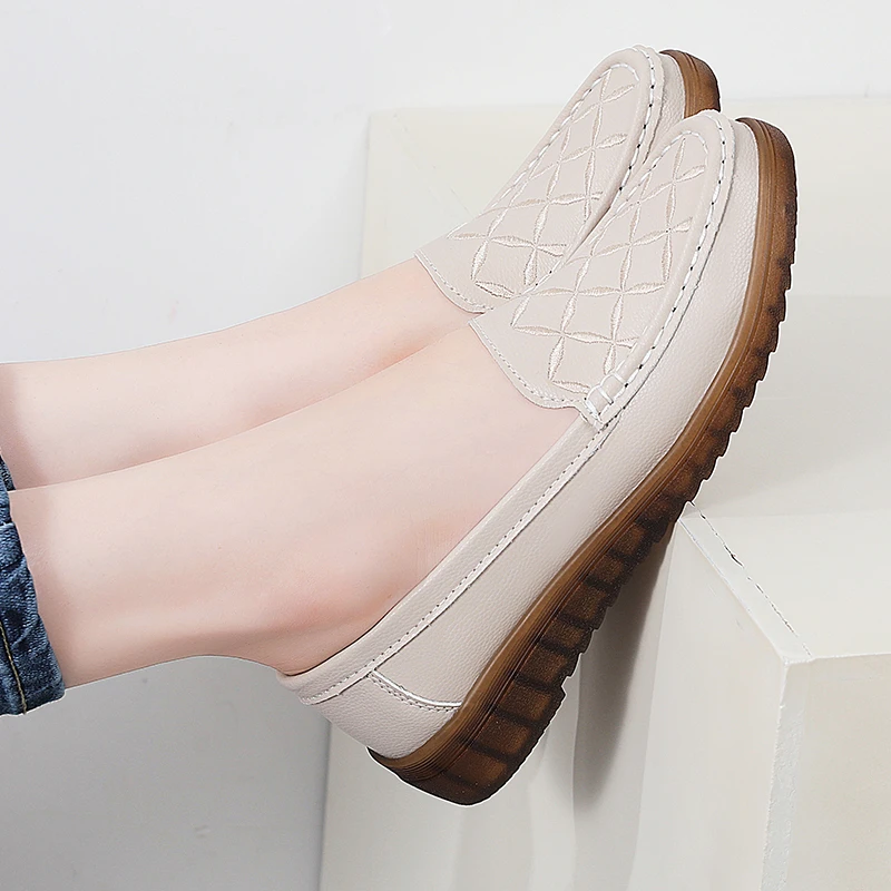 品牌特价中老年妈妈鞋2025春季新款防滑软底百搭时尚一脚蹬皮鞋女