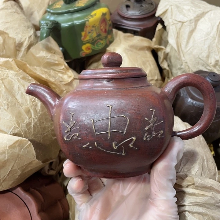 茶壶紫砂原矿泥料，手工制作的一把紫砂壶。