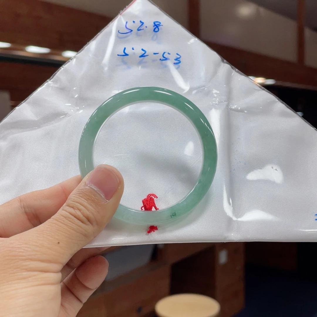 翡翠手镯未镶嵌是****?买断