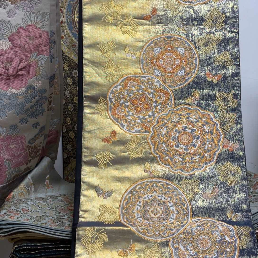 织绣织锦缎。织锦，