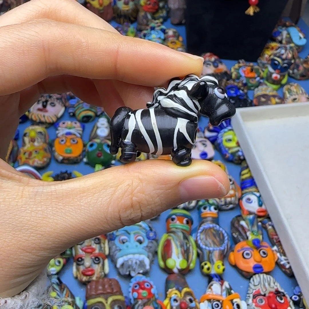 琉璃非金属玻璃颈饰小斑马