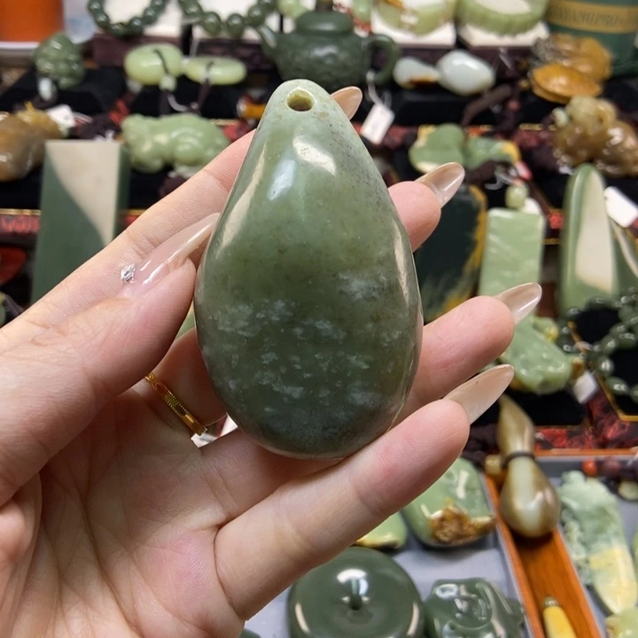 未镶嵌岫岩老玉（透闪石质玉）把件