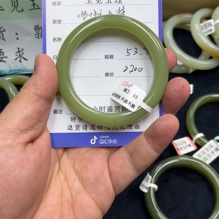 哆***袋未镶嵌手镯和田玉
