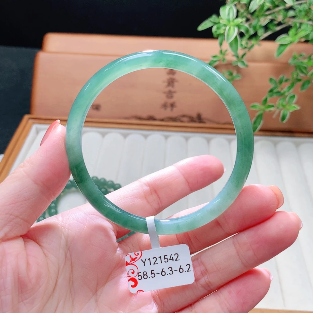 未镶嵌手镯（圆镯）翡翠