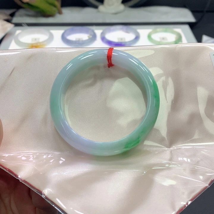 翡翠手镯未镶嵌翡翠