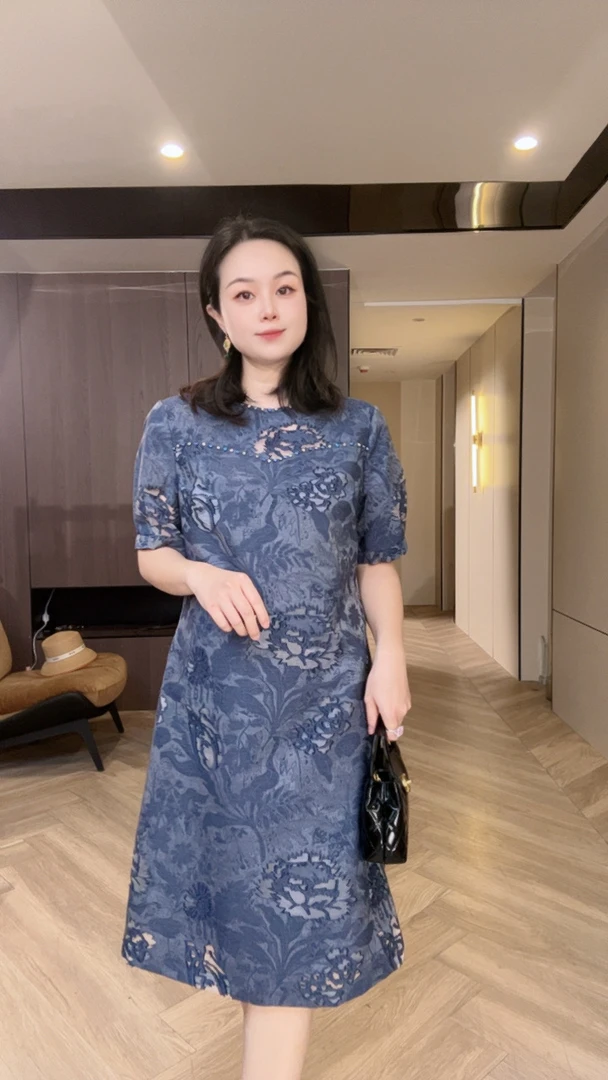 25150蓝色烧花圆领钉珠百搭短款重磅连衣裙m94