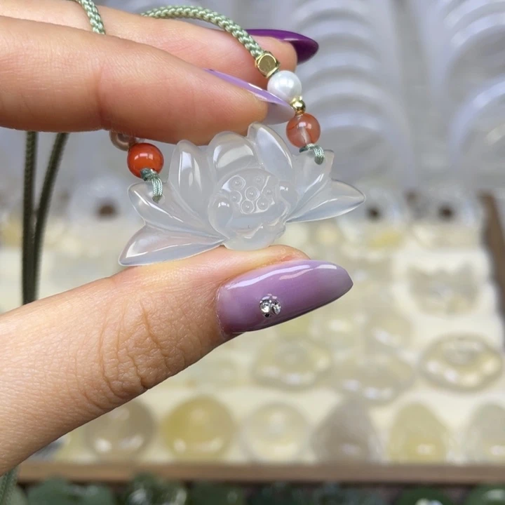 玛瑙/玉髓未镶嵌颈饰荷花