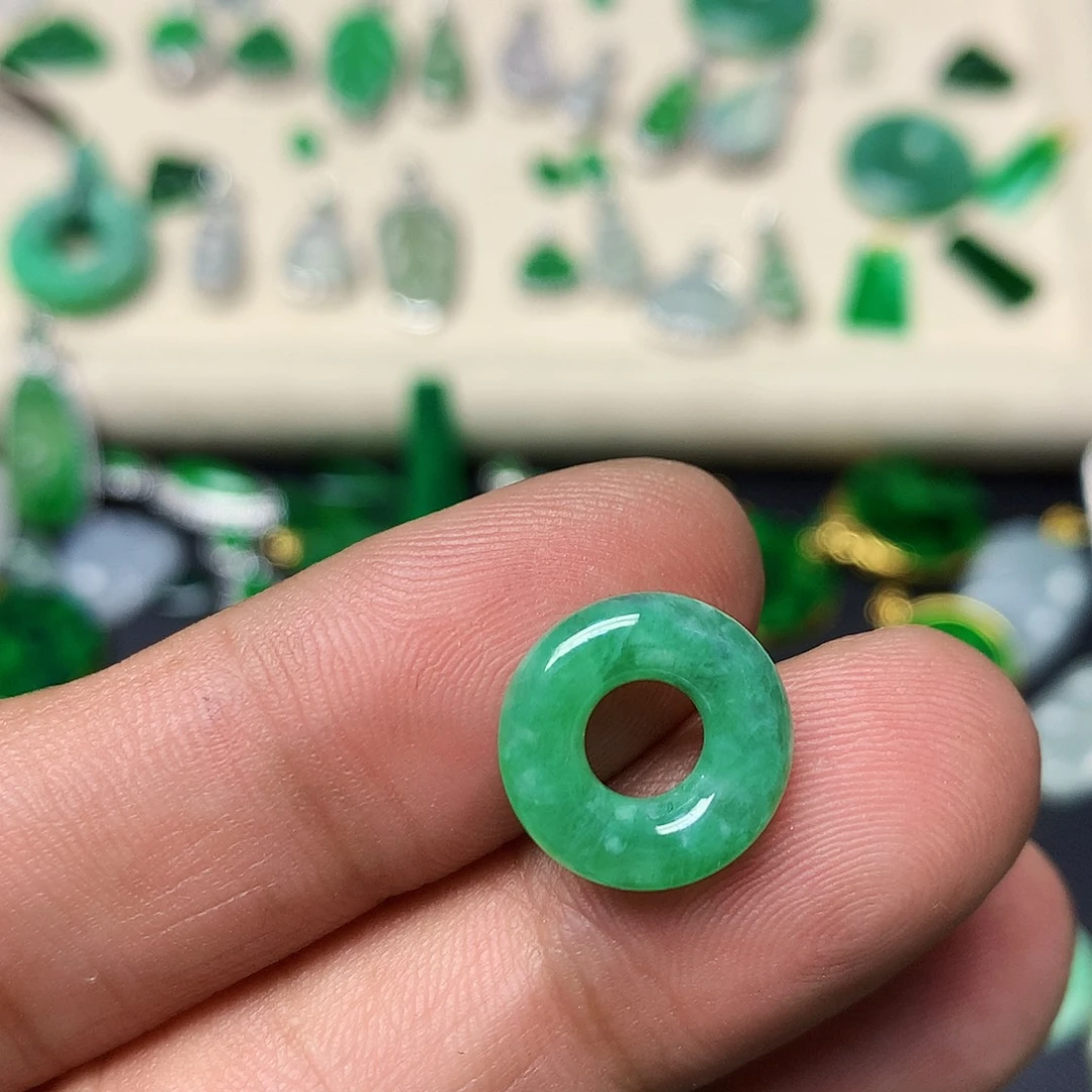翡翠未镶嵌吊坠(不含链)有纹裂
