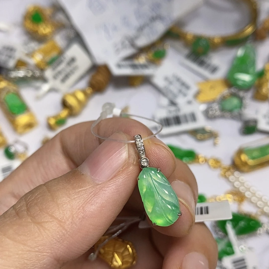 【闪购商品】颈饰18K金镶嵌翡翠老*吊坠