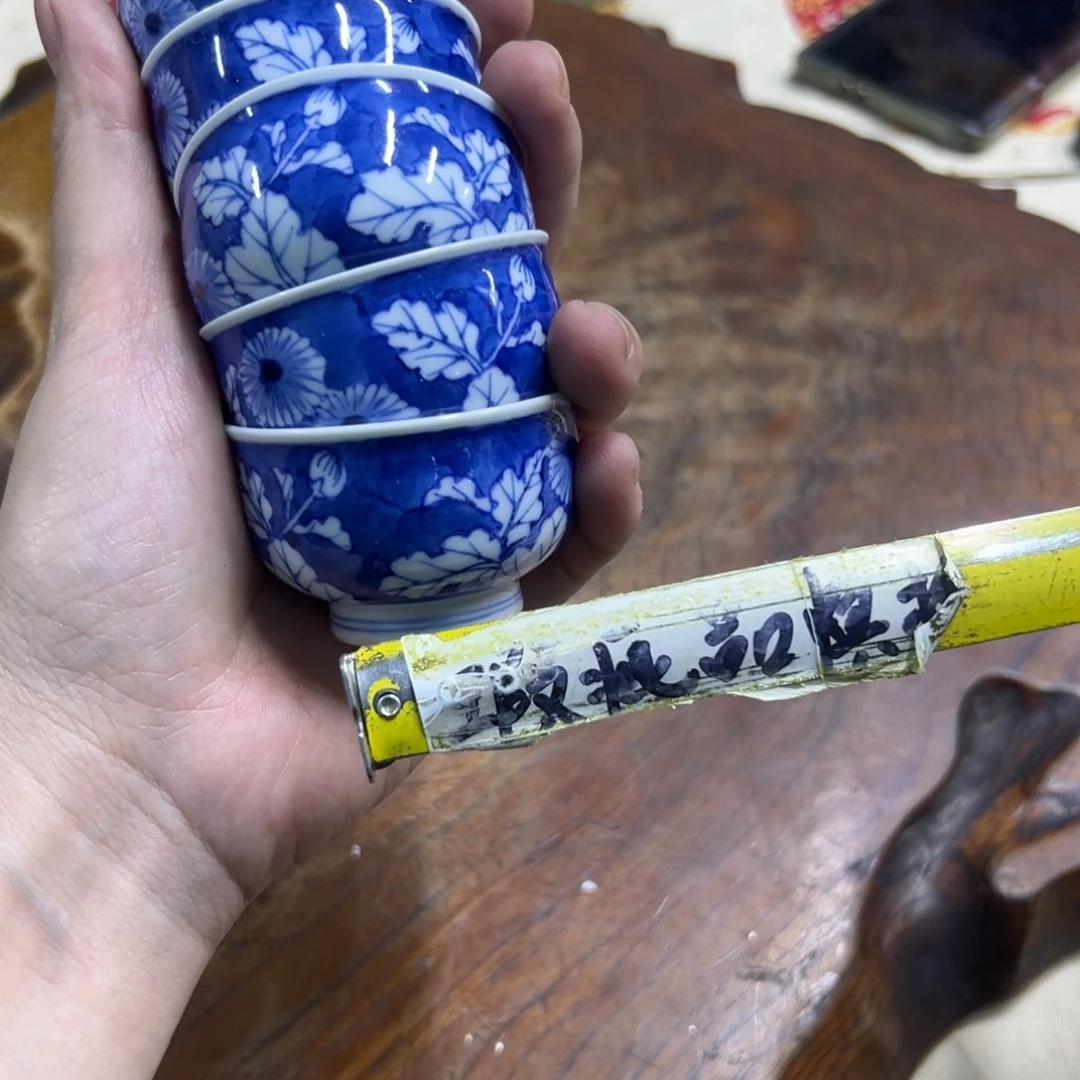 一只底部微微瑕疵