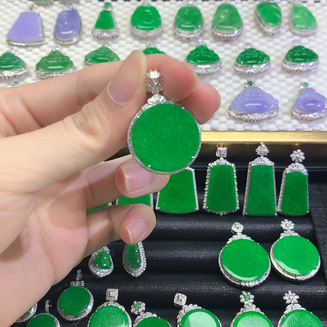 颈饰18K金镶嵌翡翠