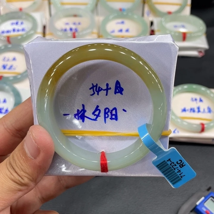 翡翠手镯未镶嵌缅甸翡翠
