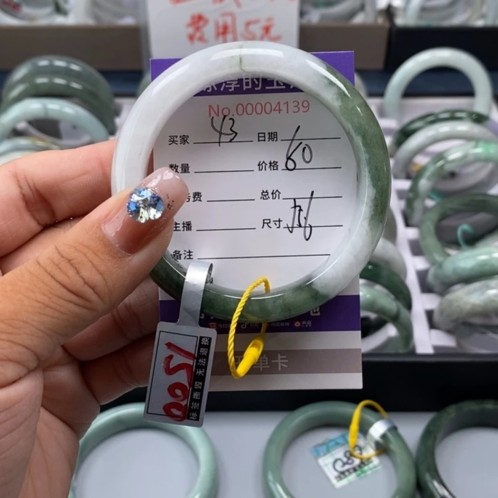 翡翠手镯未镶嵌翡翠
