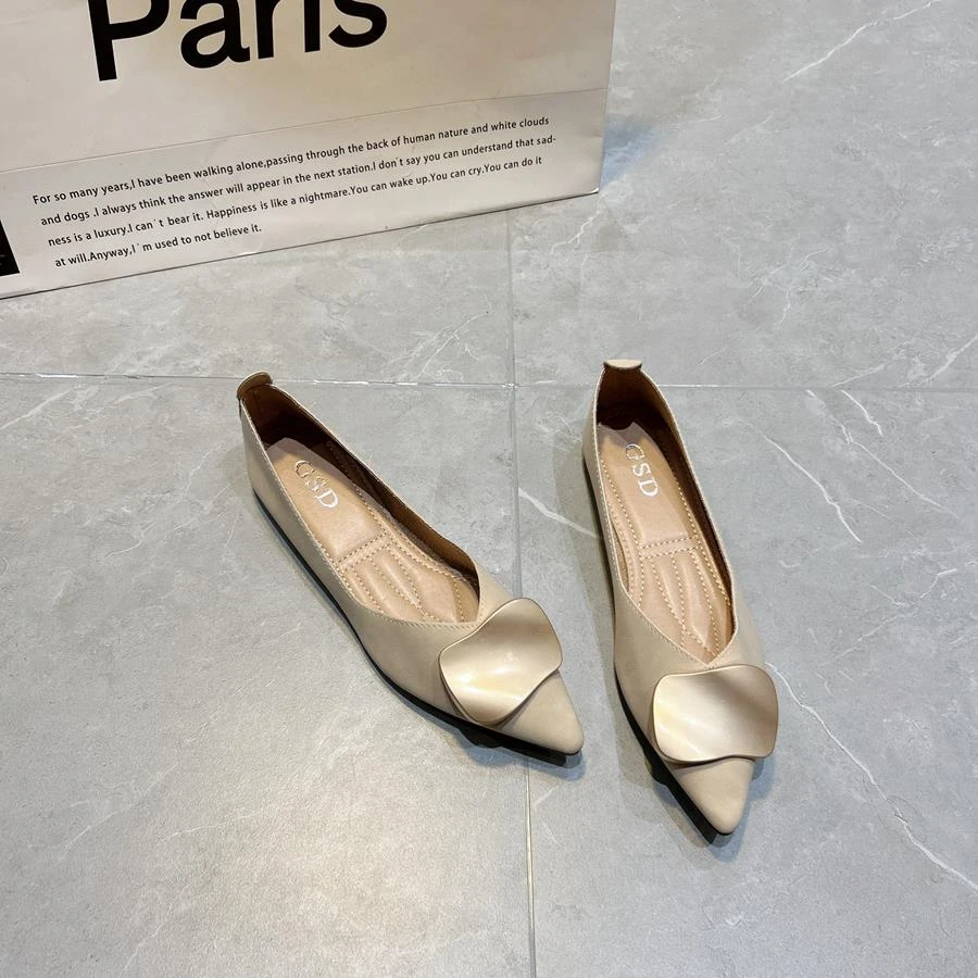 法式尖头单鞋女2025夏季新款软皮软底方扣浅口温柔平底仙女风瓢鞋