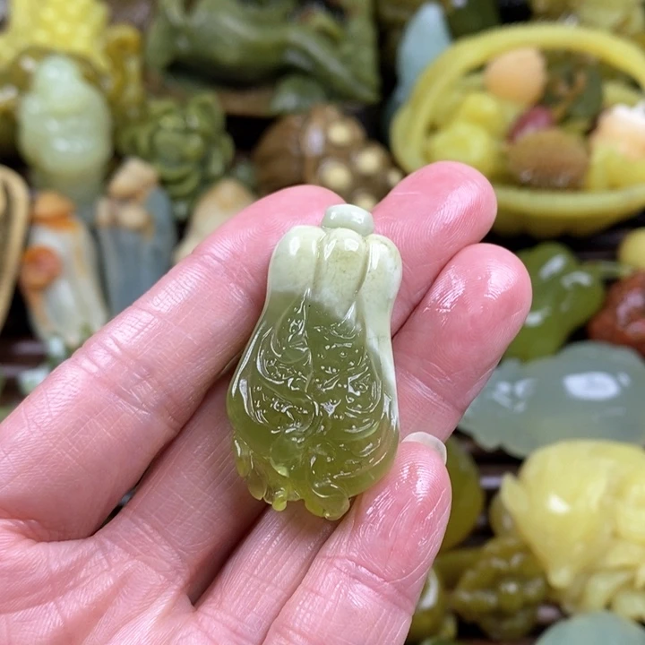 蛇纹石玉挂件未镶嵌