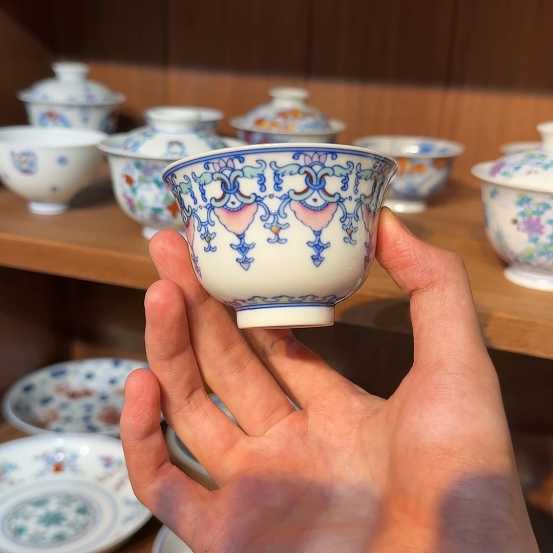 明逸堂重工斗彩忍冬铃铛杯