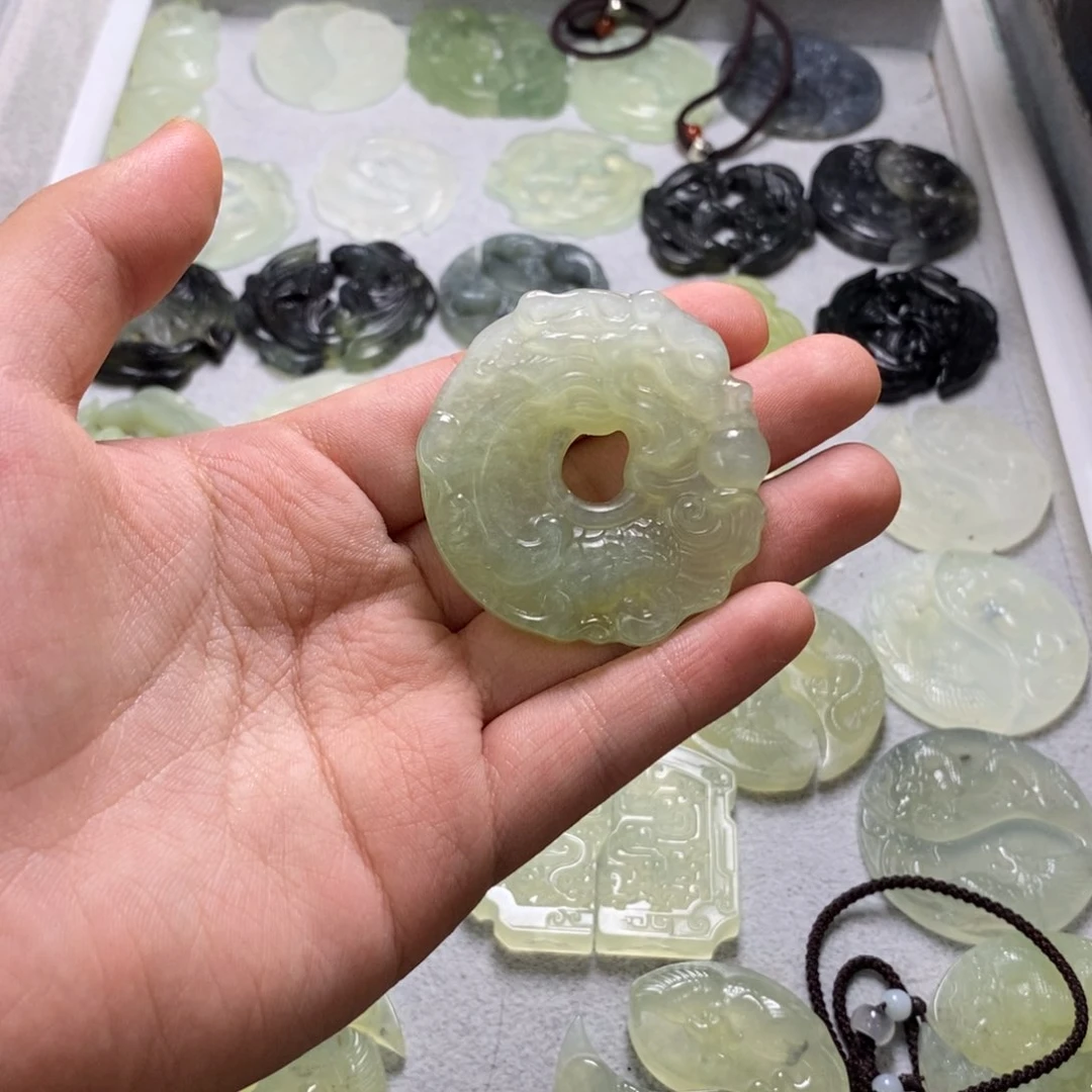 蛇纹石玉未镶嵌颈饰