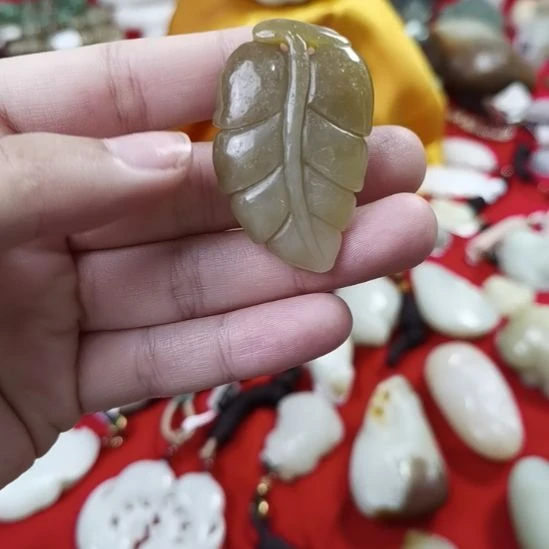 和田玉（糖玉）未镶嵌颈饰叶子