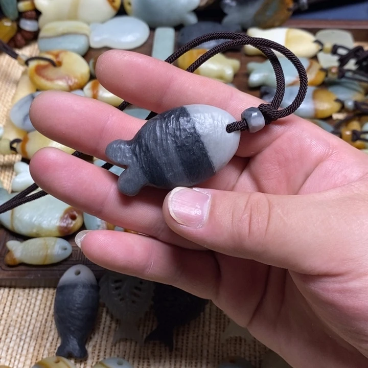 唐***六蛇纹石玉未镶嵌颈饰