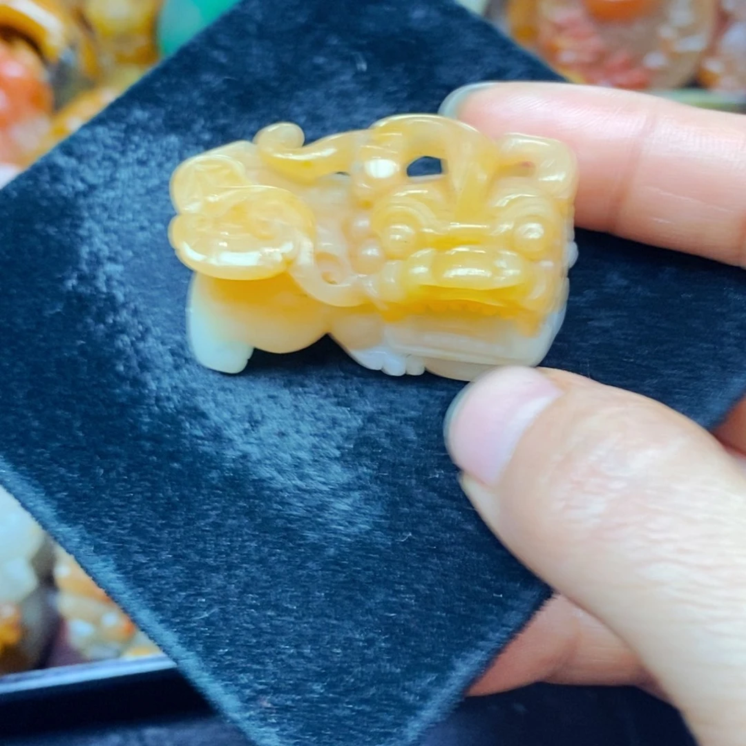 未镶嵌石英质玉（黄龙玉）颈饰
