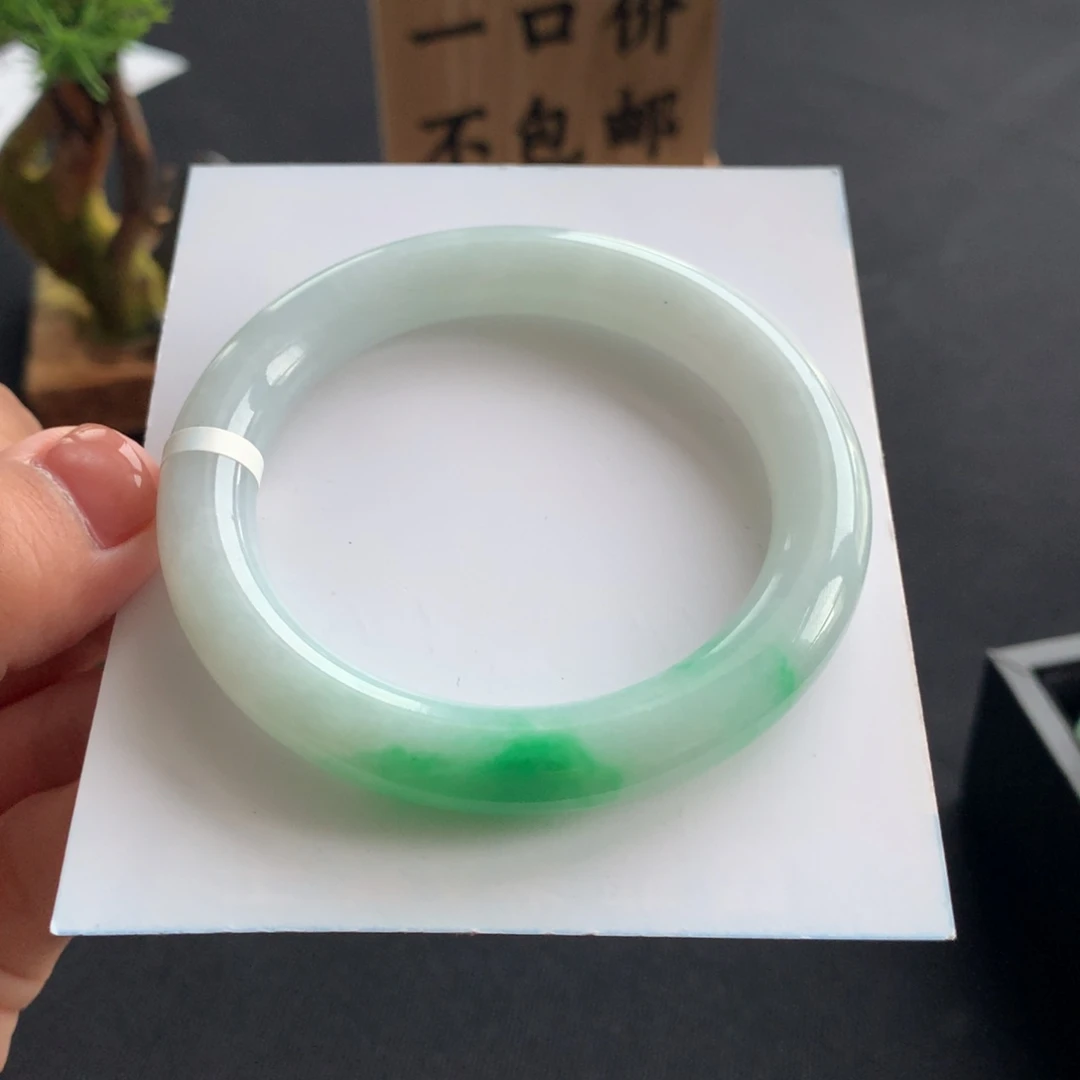 翡翠手镯未镶嵌翡翠