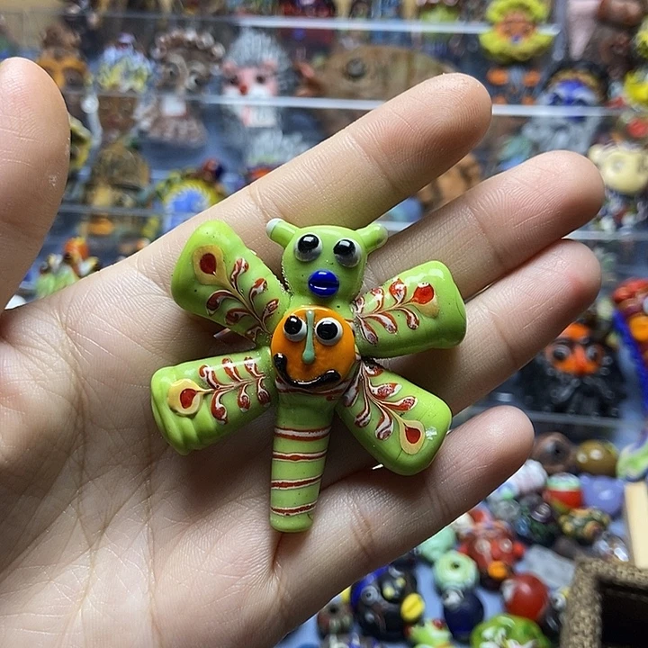 颈饰琉璃绿色蜻蜓