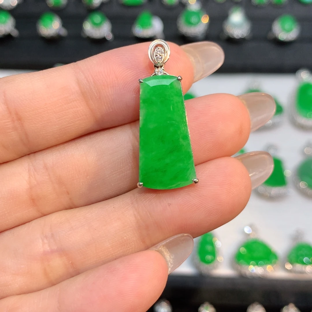 颈饰18K金镶嵌翡翠