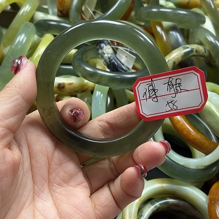 蛇纹石玉手镯未镶嵌傅***?