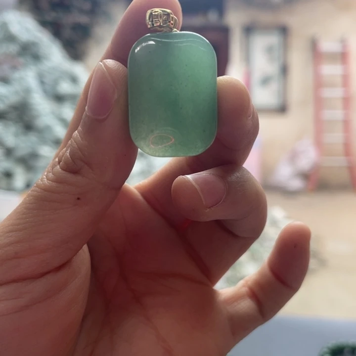 石英质玉合金颈饰东陵玉面包牌