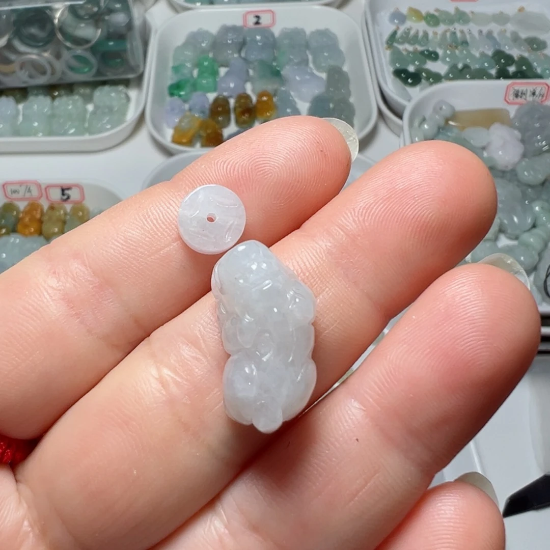 翡翠颈饰未镶嵌小*果两头孔貔貅钱币两个88块