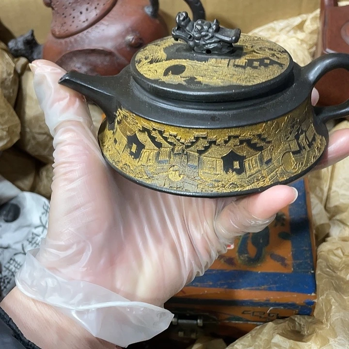 紫砂茶壶原矿泥料，手工制作的一把紫砂壶。