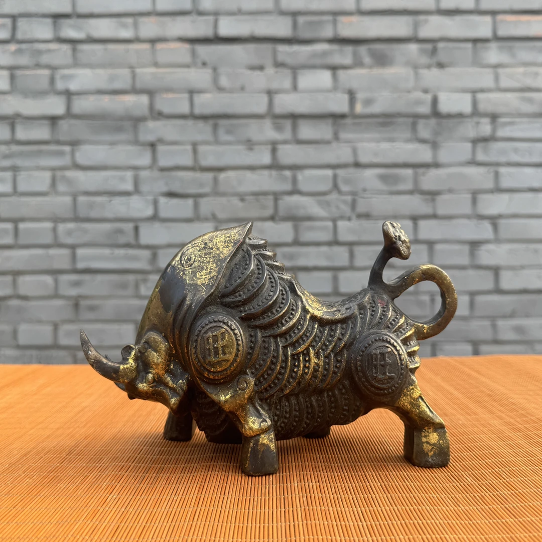 铜金钱牛，鎏金点包浆，长22宽11高12 重：1450克