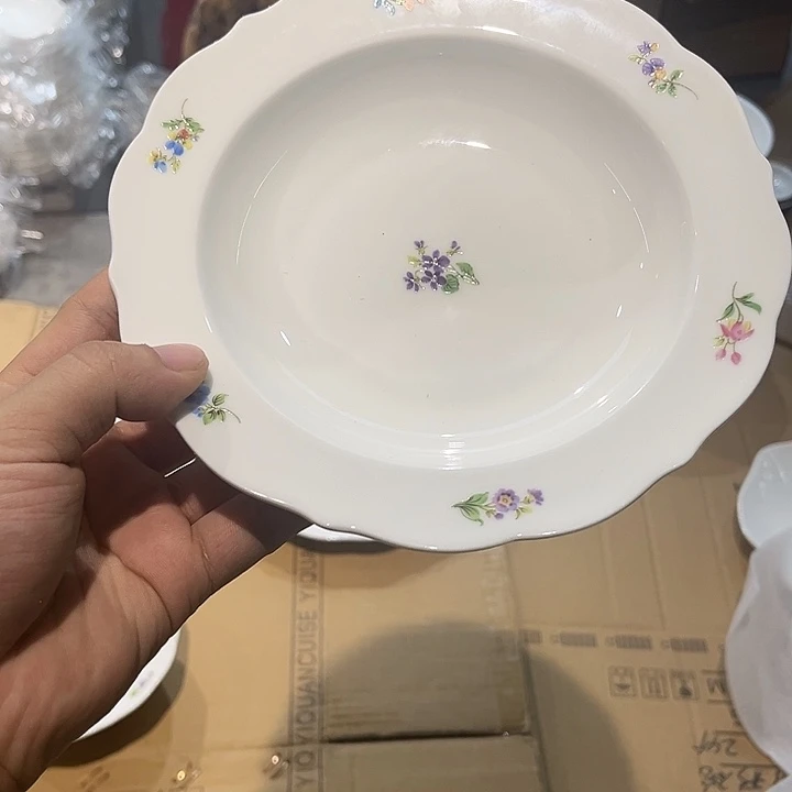 8寸白玉瓷清新草帽带花