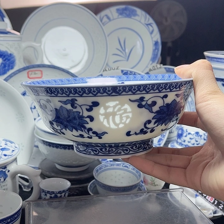 碗青花玲珑缠枝莲雕塑福字七寸面碗