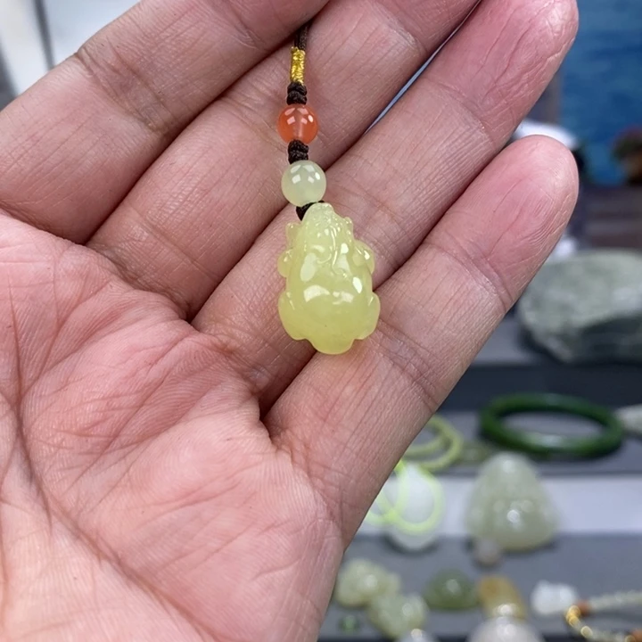 和田玉颈饰未镶嵌时****。