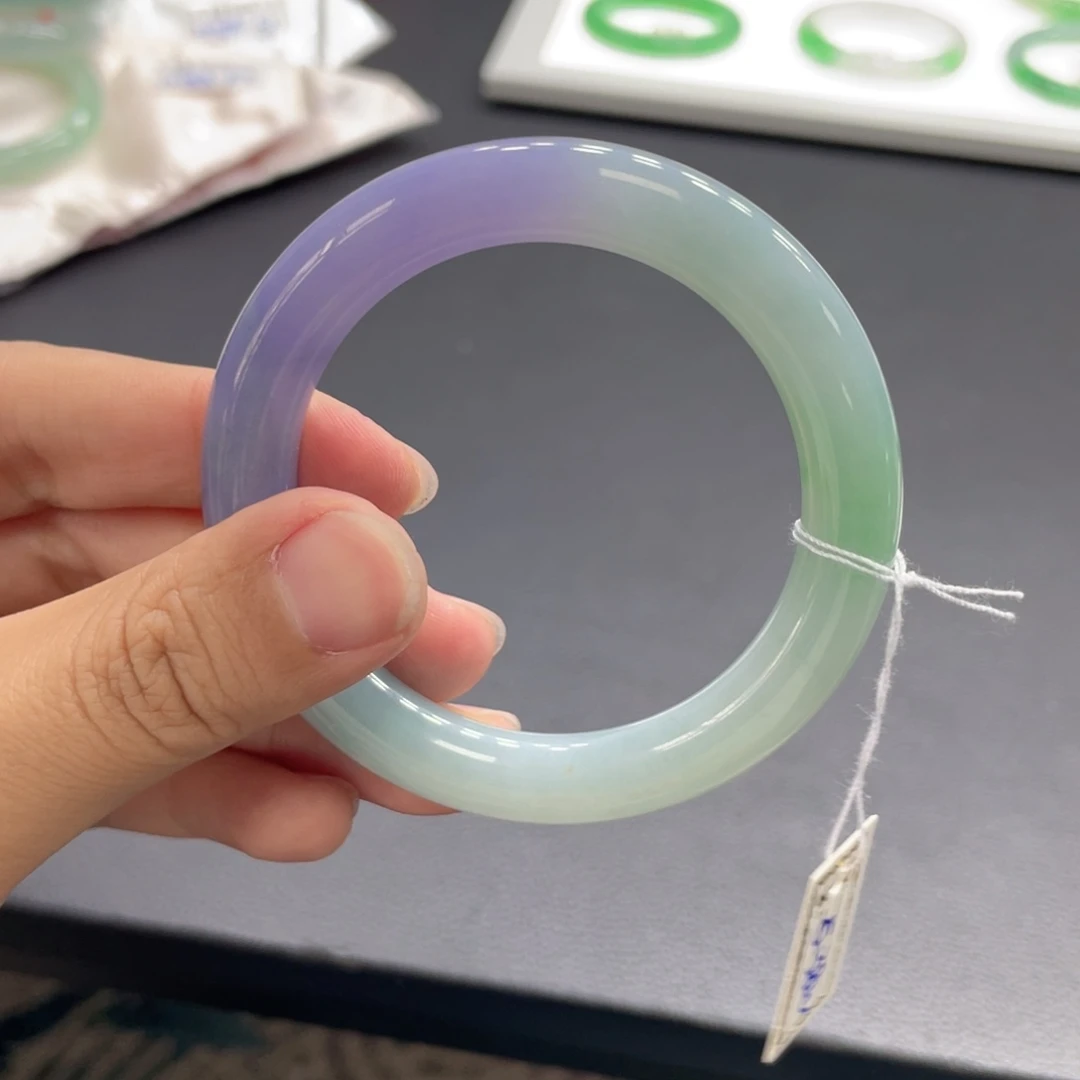 翡翠手镯未镶嵌翡翠