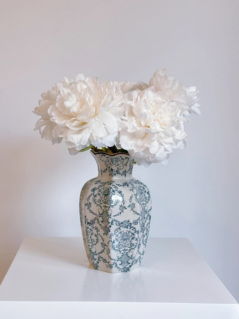 牡丹八角瓶-新中式手工釉下彩青花瓷 中式复古陶瓷家居花瓶